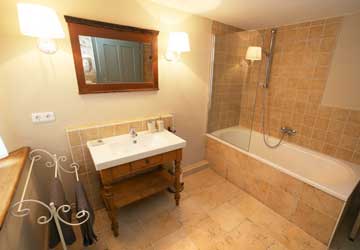 Bad mit Wanne im Obergeschoss